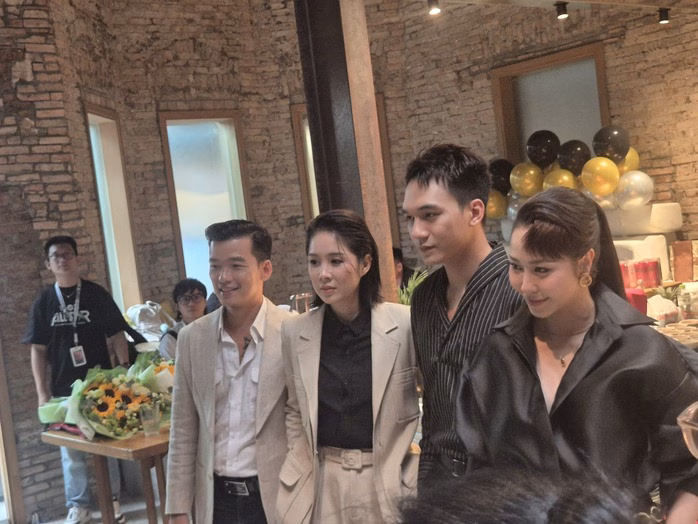 Lê Phương và các diễn viên khác trong phim Lê Phương và các diễn viên khác trong phim