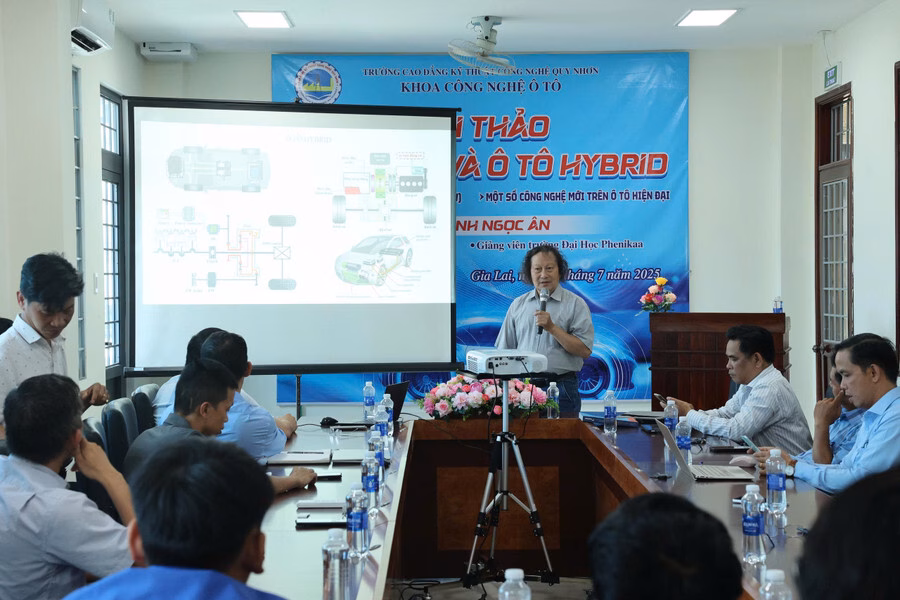 Cập nhật kiến thức về xe điện và hybrid cho giảng viên và sinh viên TS. Đinh Ngọc Ân tặng khoa Công nghệ ô tô tài liệu giảng dạy về về ô tô điện và ô tô hybrid. Ảnh: NGUYỄN MUỘI