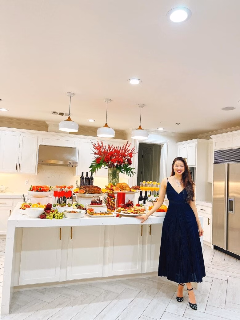 Cuộc sống hiện tại của hai nàng hậu Phạm Hương và Võ Hoàng Yến sau khi lấy chồng ở Mỹ Mâm cơm đẹp mắt do Phạm Hương chuẩn bị khiến dân tình trầm trồ.