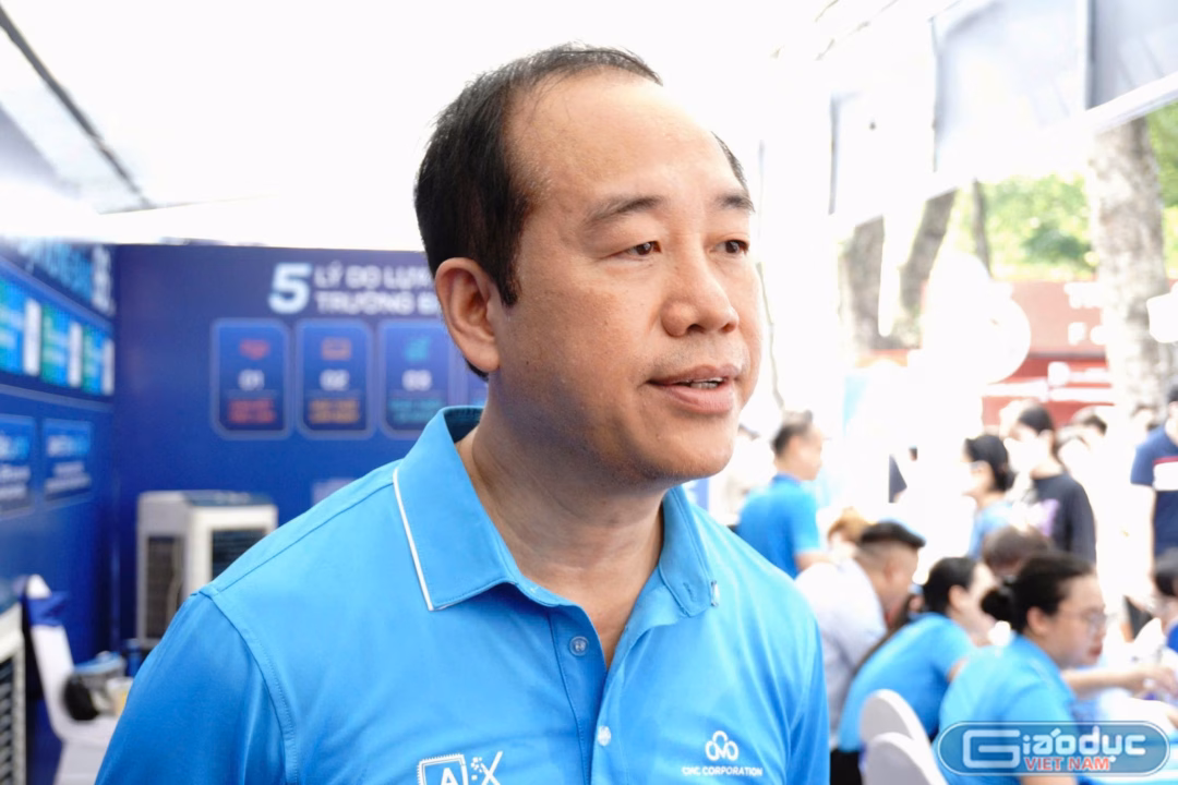 Đại học CMC mở ngành công nghệ, vi mạch bán dẫn hút thí sinh Phó Giáo sư, Tiến sĩ Nguyễn Thanh Tùng - Hiệu trưởng Trường Đại học CMC chia sẻ tại gian tư vấn. Ảnh: Ngọc Huyền