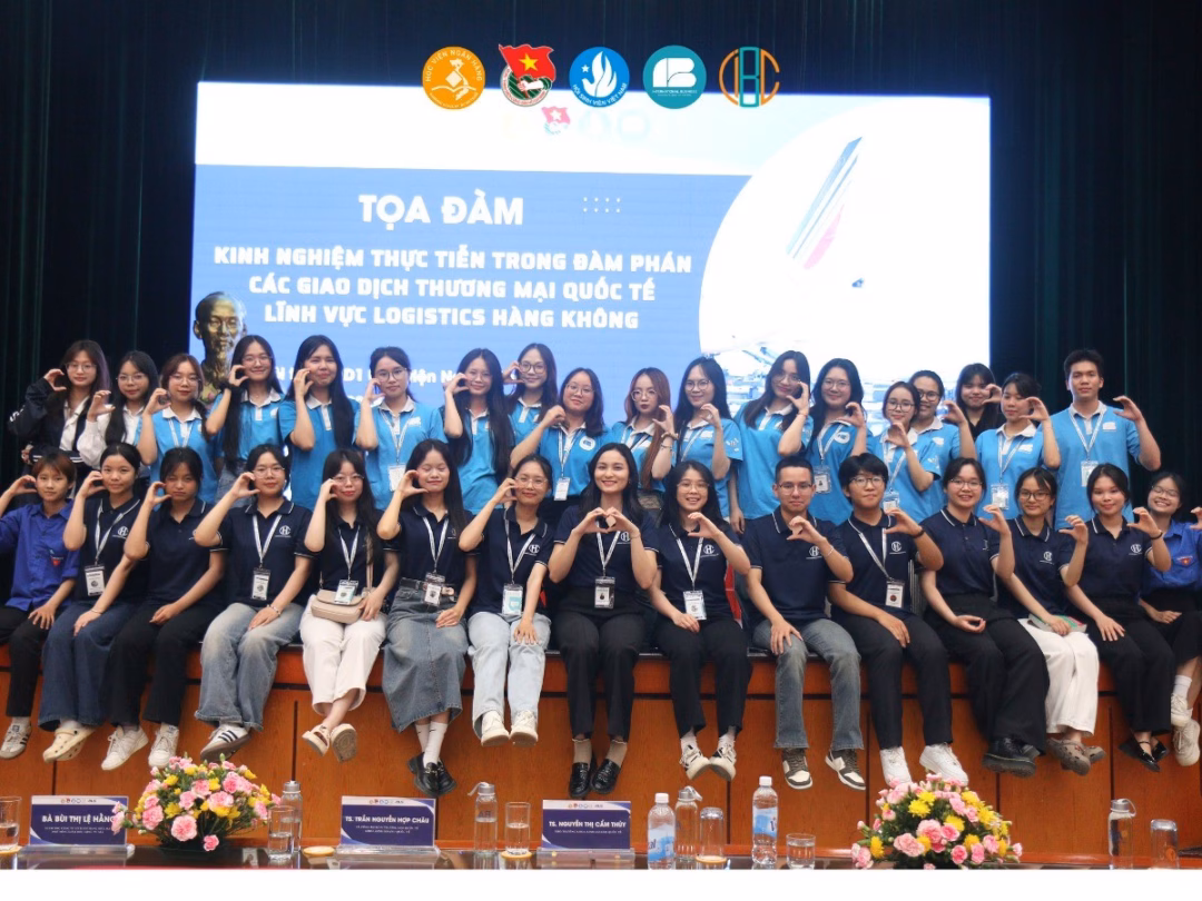 Đại học Ngân hàng: Chuyên ngành Kinh doanh Quốc tế – Cơ hội cho sinh viên tỏa sáng Tọa đàm “Kinh nghiệm thực tiễn trong đàm phán các giao dịch thương mại quốc tế - Lĩnh vực Logistics hàng không” do Khoa Kinh doanh quốc tế, Học viện Ngân hàng tổ chức. Ảnh: Học viện Ngân hàng