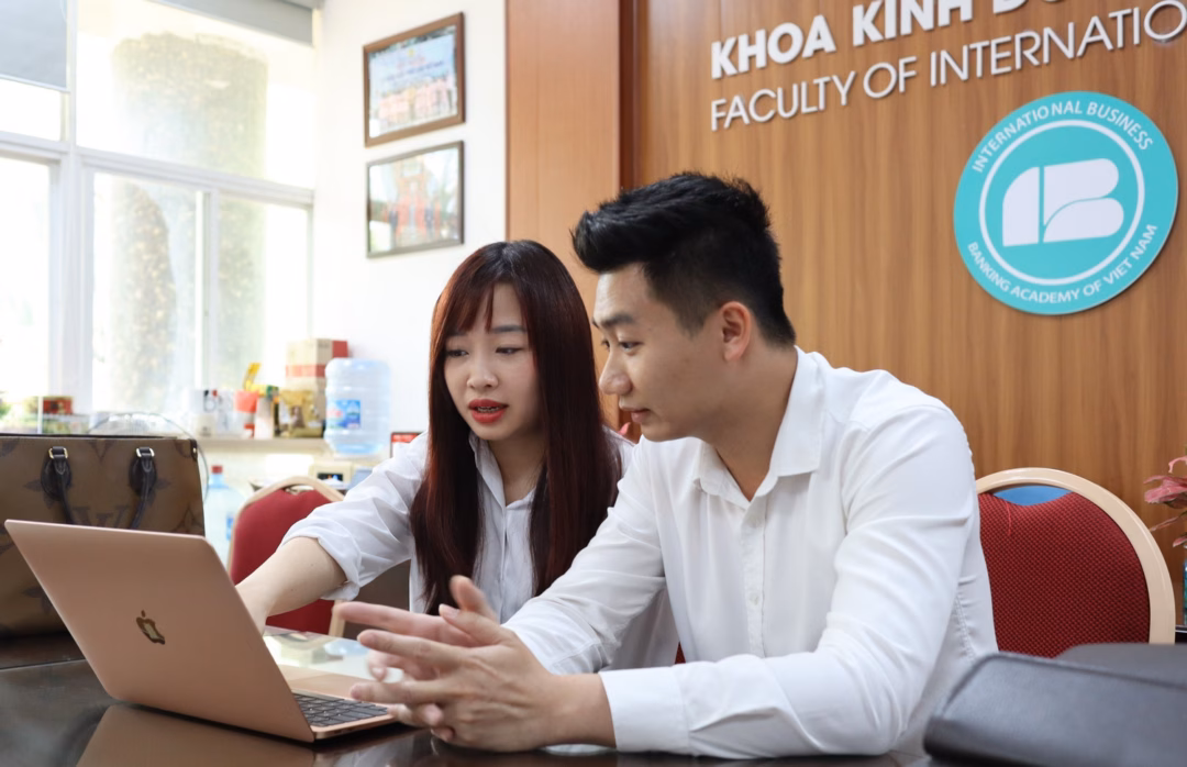 Đại học Ngân hàng: Chuyên ngành Kinh doanh Quốc tế – Cơ hội cho sinh viên tỏa sáng Tại Học viện Ngân hàng, tỷ lệ sinh viên ngành Kinh doanh quốc tế có việc làm ngay sau khi ra trường đạt đến 98%. Ảnh: NVCC