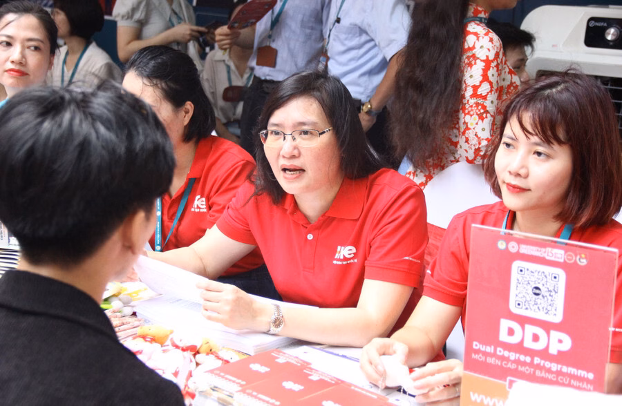 Điểm chuẩn một số ngành tài chính có thể giảm, nên đăng ký nguyện vọng như thế nào? TS Trịnh Thanh Huyền giải đáp băn khoăn của thí sinh.