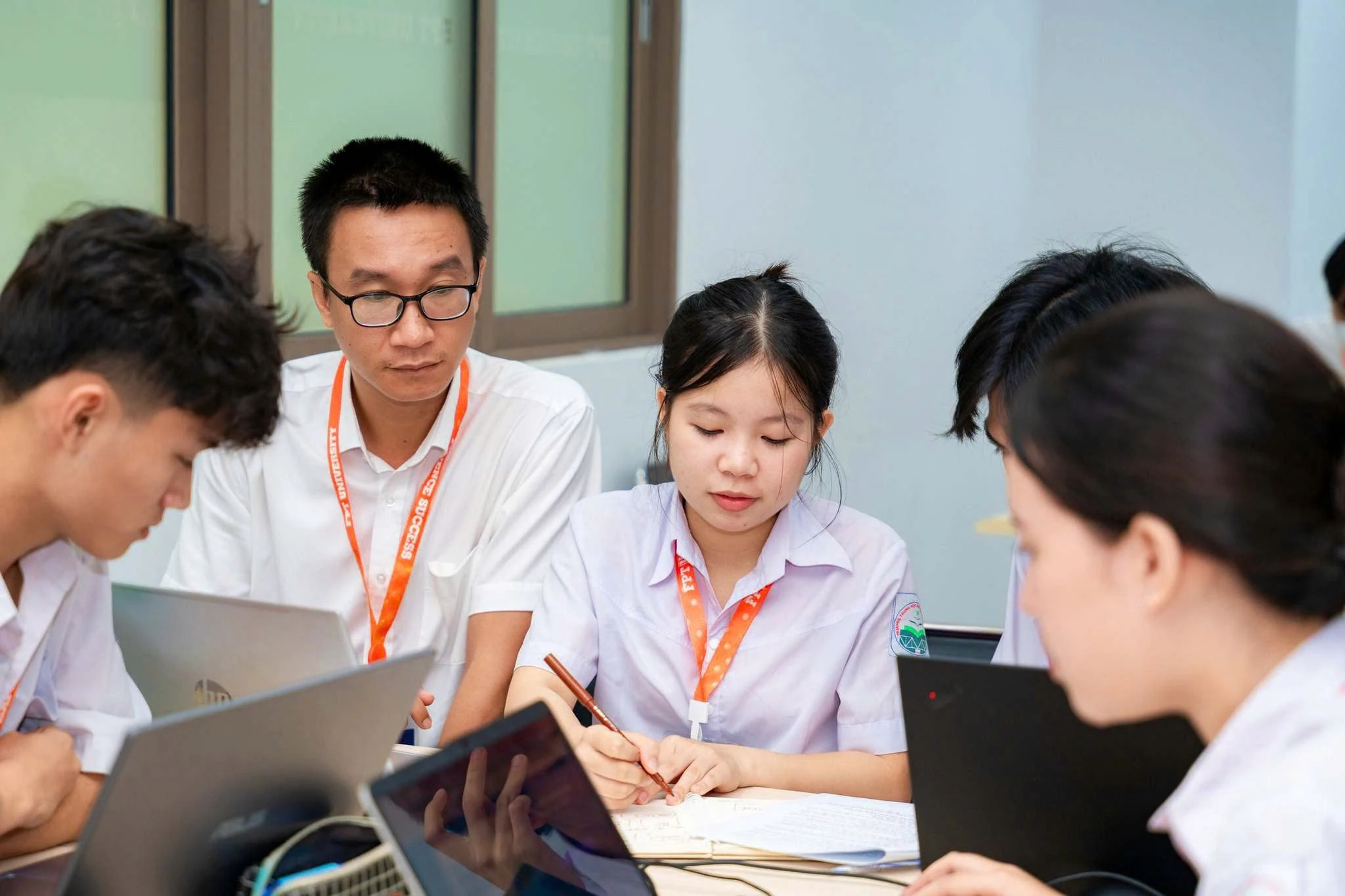 Học sinh Quảng Trị lập trình AI chống biến đổi khí hậu thắng lớn Các thành viên đội The Healers miệt mài làm việc để tạo ra phần mềm Envi Hero - Ảnh: NVCC