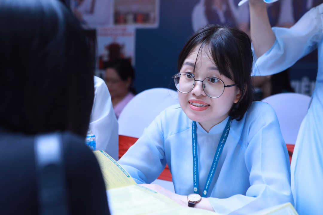 Nhiều thông tin về công tác tuyển sinh năm 2025 của Học viện Tài chính được cán bộ tư vấn trao đổi với các thí sinh, phụ huynh. Ảnh: Đình Tuệ.