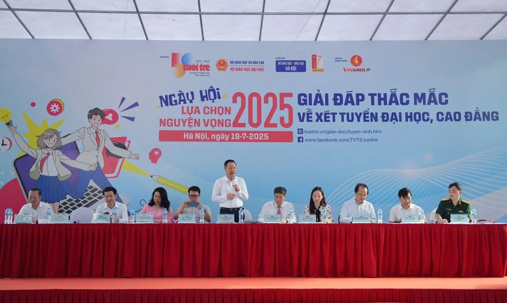 Hôm nay khai mạc Ngày hội lựa chọn nguyện vọng xét tuyển đại học 2025 Các thầy cô tư vấn chung cho phụ huynh, học sinh - Ảnh: NAM TRẦN