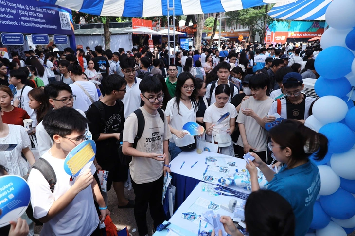 Hôm nay khai mạc Ngày hội lựa chọn nguyện vọng xét tuyển đại học 2025 Thí sinh tham quan các gian tư vấn tại ngày hội - Ảnh: DANH KHANG