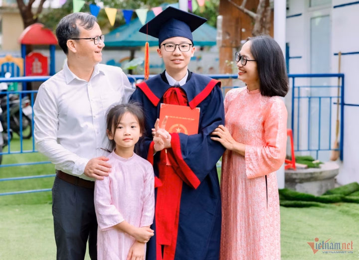 Nguyễn Đức Khải và gia đình Nguyễn Đức Khải cùng gia đình.