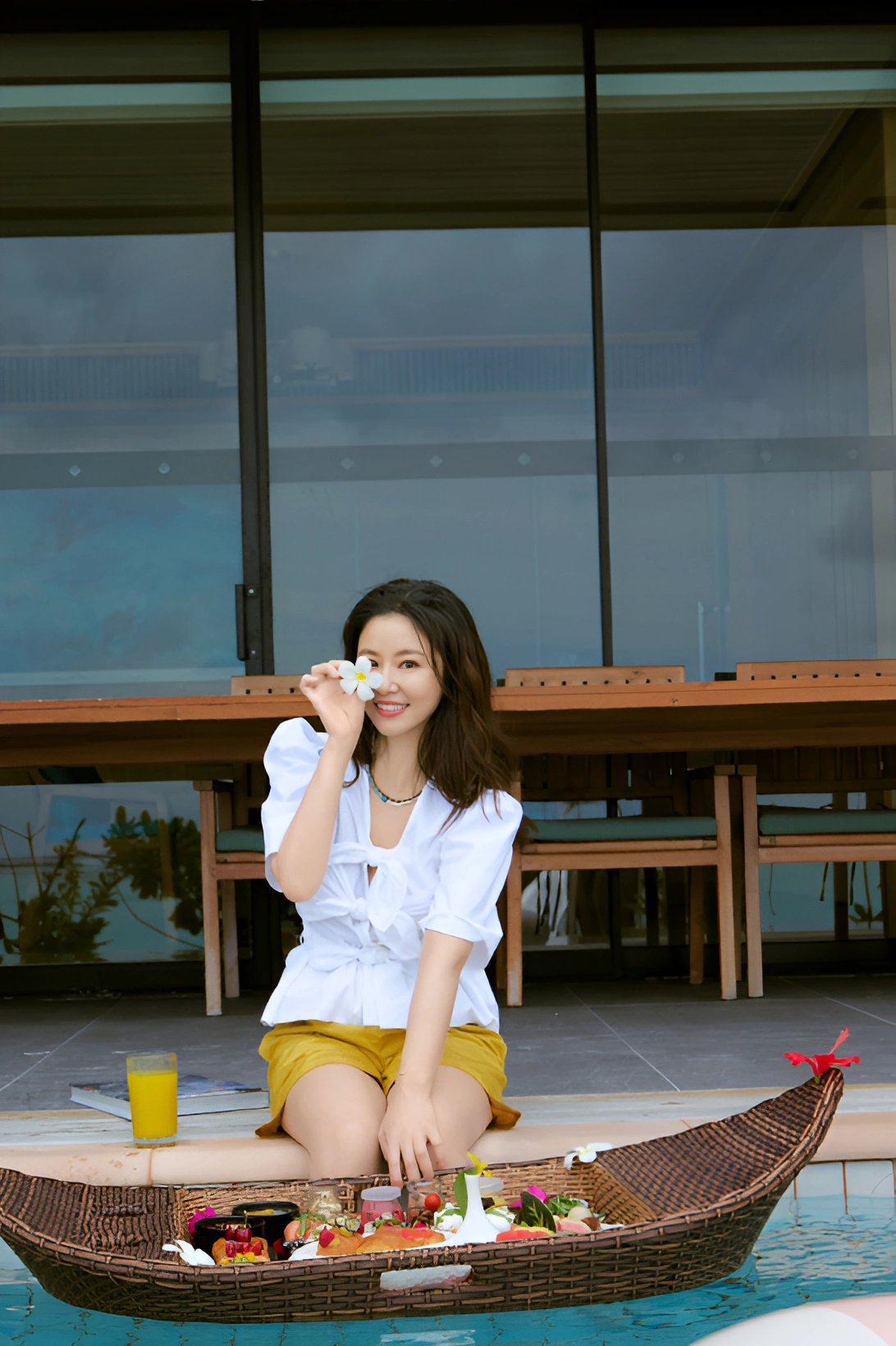 Lâm Tâm Như gây ấn tượng với loạt ảnh sexy ở tuổi 49