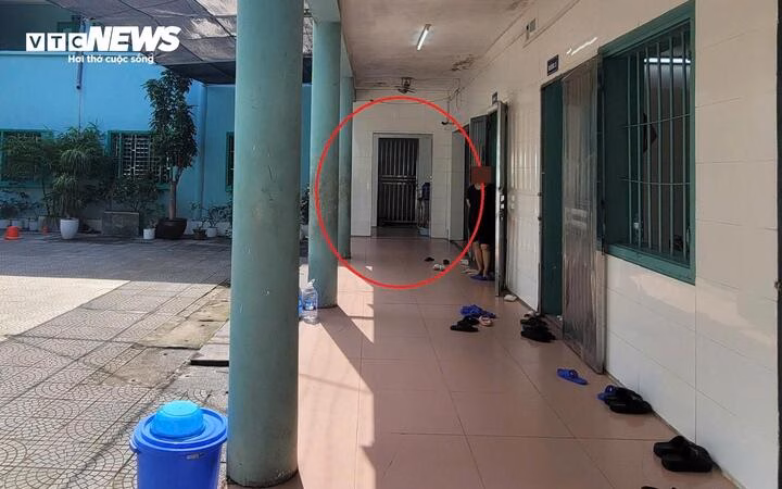 Tủ đồ, điều hòa, quạt trần, tủ lạnh, bàn trà trong căn phòng của Mai Anh