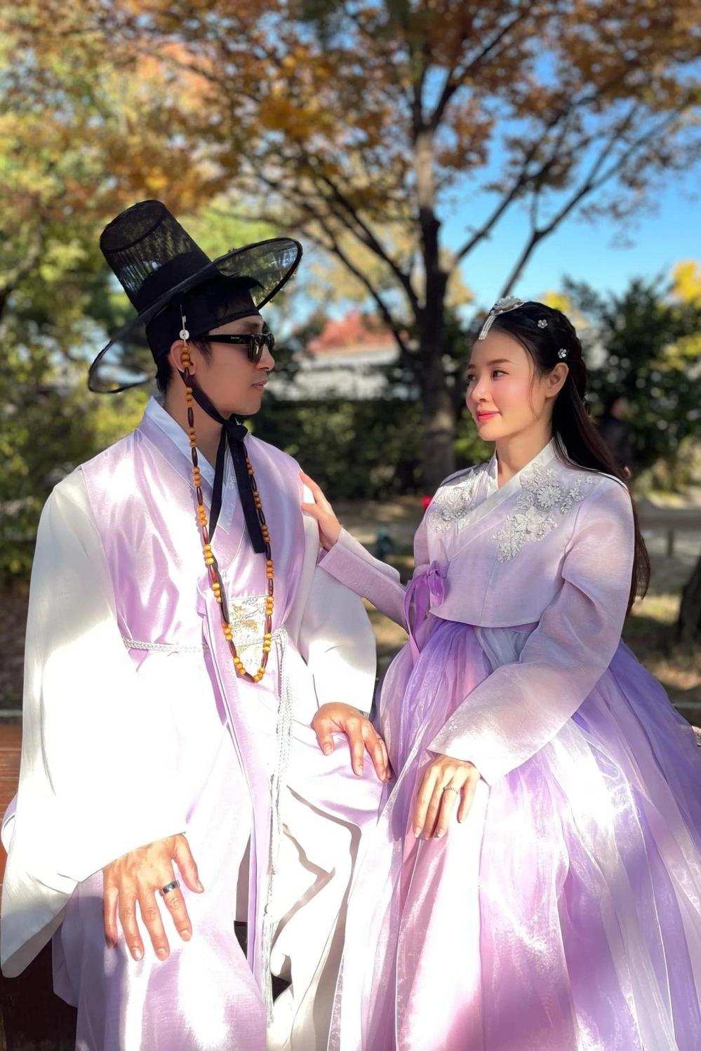 Midu và chồng doanh nhân hạnh phúc sau một năm cưới Cả hai diện trang phục truyền thống Hàn Quốc khi du lịch tháng 10/2024 cùng đại gia đình.