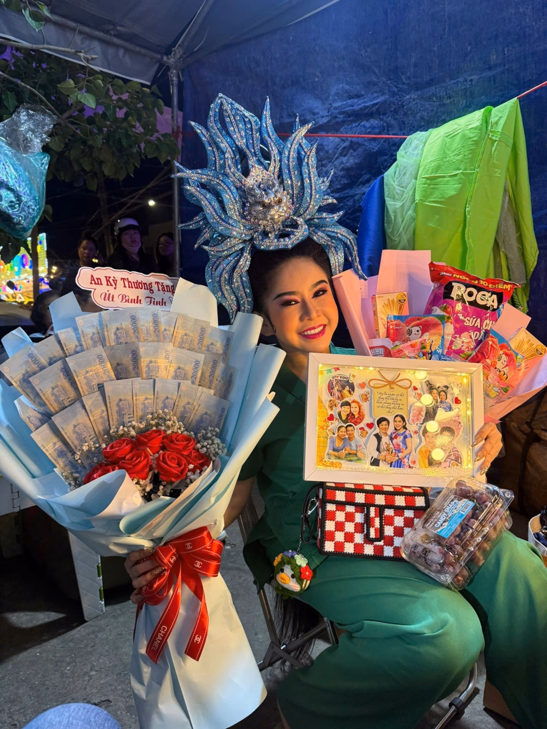 Thanh Lam quyến rũ trên du thuyền, Lý Hùng thư giãn bên suối Nghệ sĩ Bình Tinh khoe hậu trường ngập quà fan tặng.