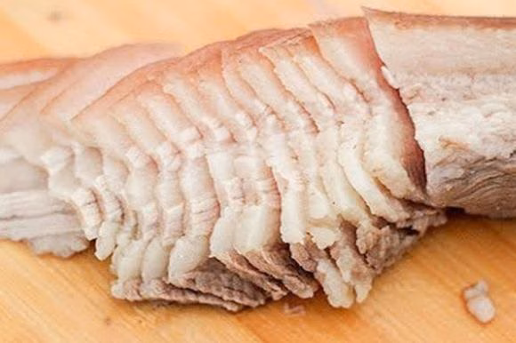 Ngâm thịt vào nước đá lạnh Ngâm thịt vào nước đá lạnh