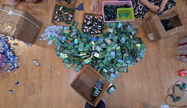 Công an TPHCM vừa thu giữ gần 70.000 chai dầu con ó giả nhãn hiệu “Eagle Brand Medicated Oil” của Singapore