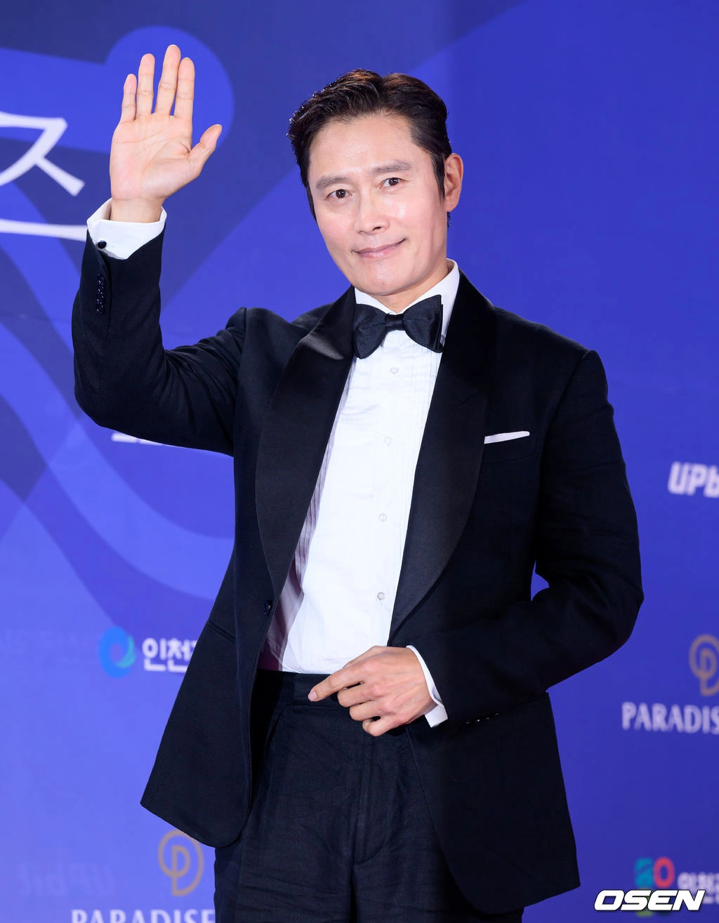 Yoona diện váy cồng kềnh, ngã trên thảm đỏ lễ trao giải Blue Dragon Series Tài tử Lee Byung Hun đang gây sốt toàn cầu với vai "trùm cuối" trong Squid Games 3.