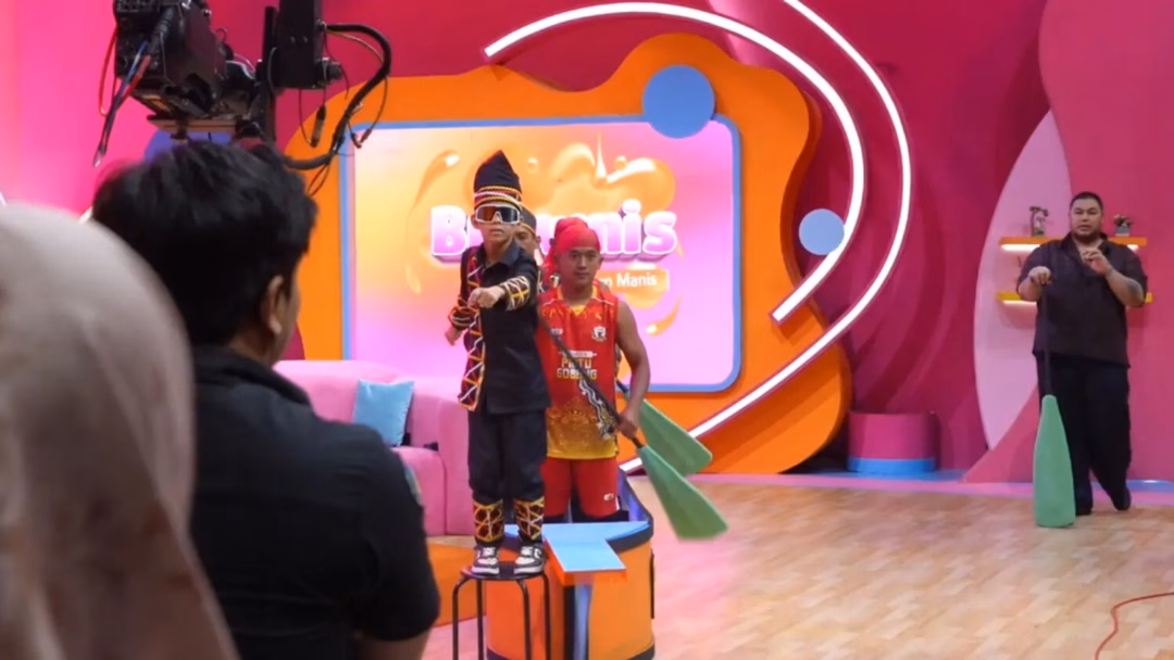 Cậu bé Indonesia 11 tuổi viral vì nhảy trên thuyền đua