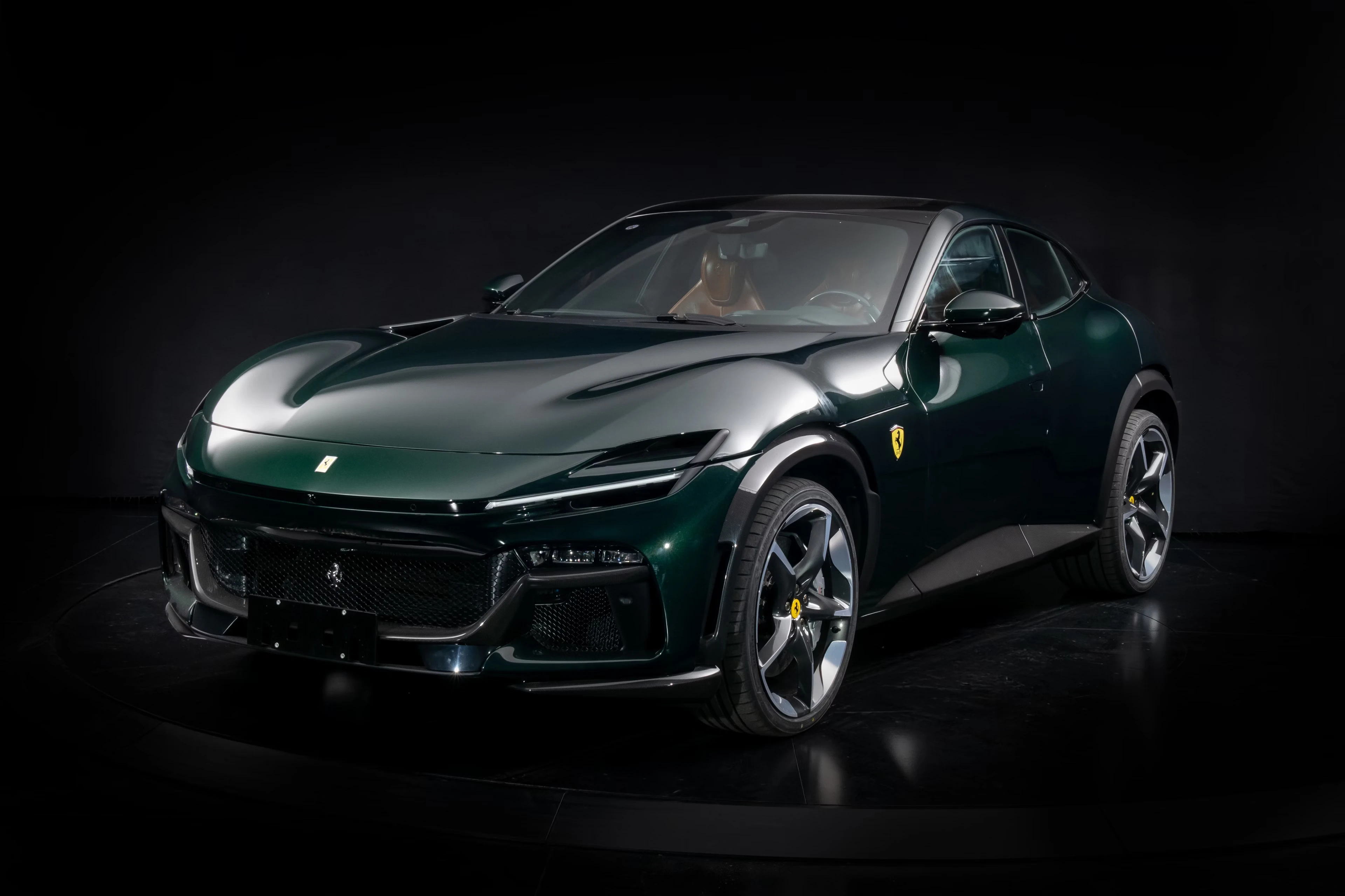 Ferrari hé lộ bộ màu mới lấy cảm hứng từ lịch sử đua xe Với những ai yêu thích những tông màu trầm, hãng xe cũng giới thiệu màu sơn xanh Verde Zeltweg, vốn được lấy cảm hứng từ trường đua Zeltweg tại Áo.