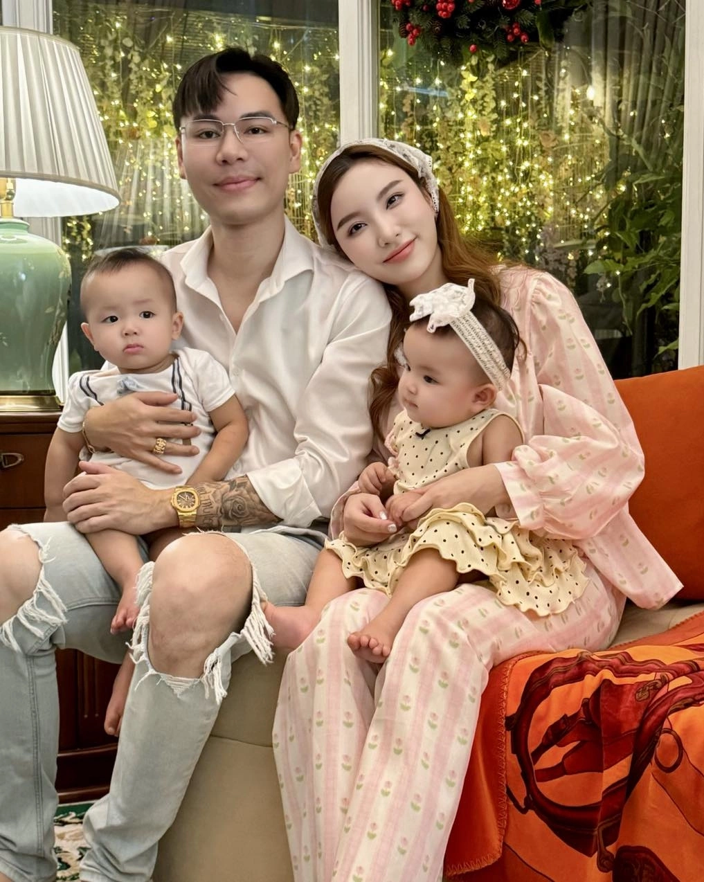 Hạnh Sino khoe ảnh gia đình hạnh phúc với bốn thành viên, đủ nếp đủ tẻ.