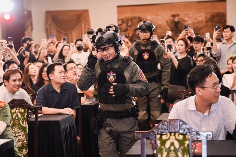 Phan Mạnh Quỳnh: Tham gia Chiến sĩ quả cảm giúp tôi trưởng thành hơn Lê Dương Bảo Lâm tố Phan Mạnh Quỳnh amp;#34;thượng đẳngamp;#34;, Binz ngất xỉu ở amp;#34;Chiến sĩ quả cảmamp;#34; - 2