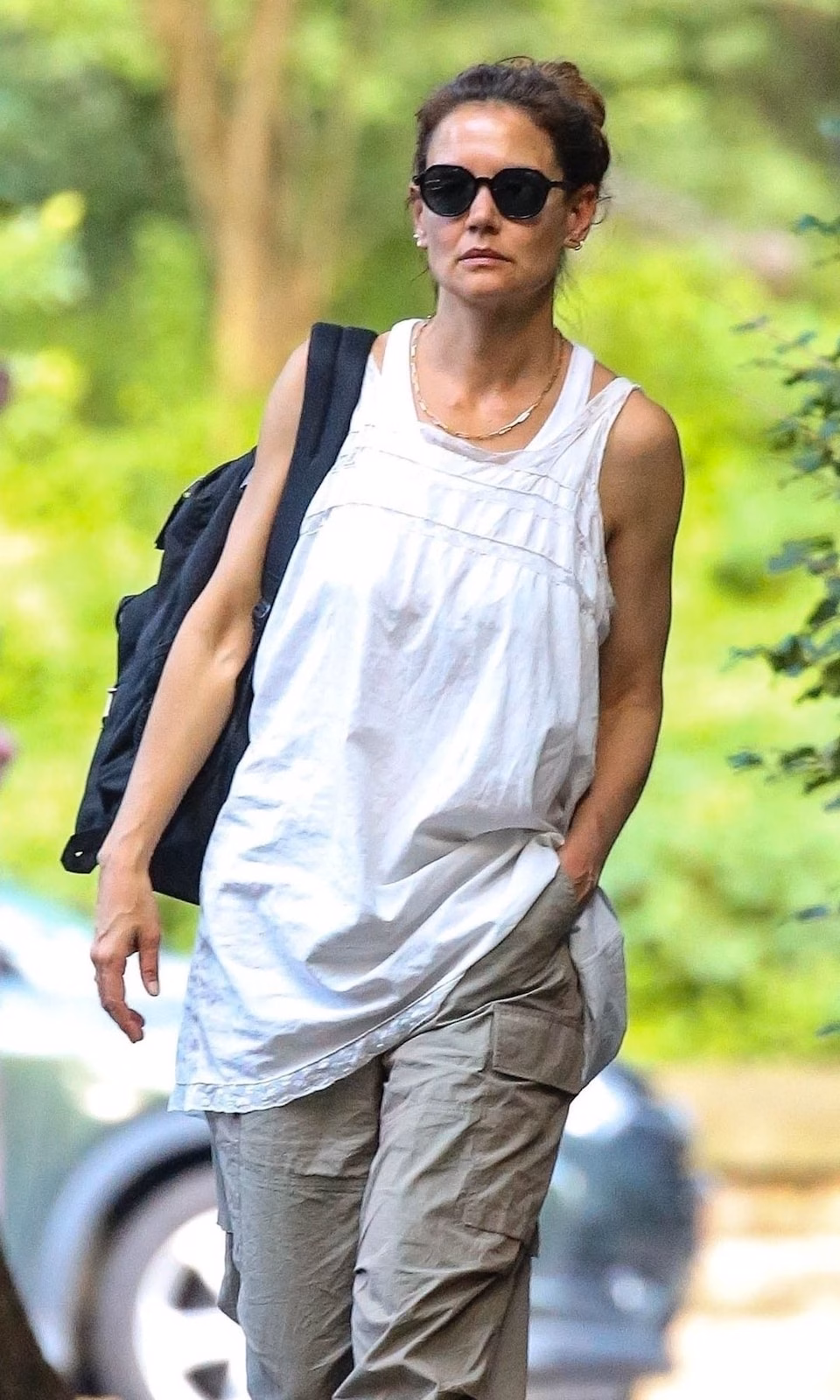 Sao nữ gợi cảm đọ tài năng thời trang: Dakota Johnson, Sofia Richie hay Jennifer Lopez mới là người chiến thắng? Katie Holmes kept her ensemble baggy and comfy with a loose white tank top, cargo pants, and black flats