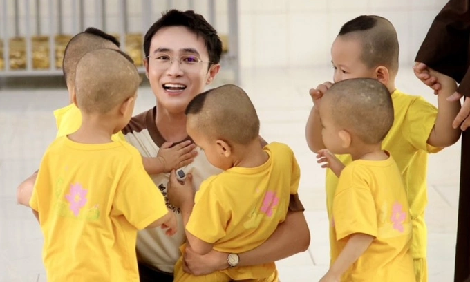 Đến thăm và tặng quà cho một mái ấm tình thương, diễn viên - đạo diễn Huỳnh Lập được các em nhỏ ôm chặt.