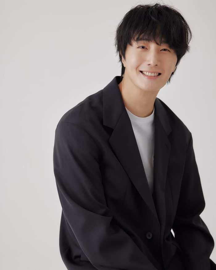 Jung Il Woo: Chăm tập thể dục mỗi ngày để vượt qua bệnh tật Diễn viên Jung Il Woo gây ấn tượng với nụ cười rạng rỡ. Ảnh: IGNV