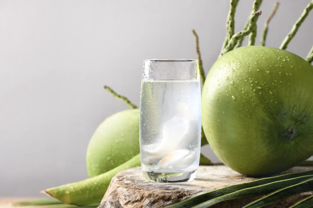 

Để ngăn ngừa tình trạng mất nước trong những tháng mùa hè, Tsang khuyên bạn nên nhấp từng ngụm nước trong ngày và kết hợp với thực phẩm cung cấp nước để tăng cường nước và cải thiện khả năng giữ nước. Ảnh: Paitoon – stock.adobe.com