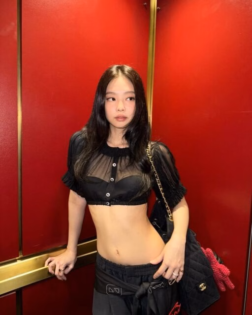 Nữ diễn viên xóa ảnh nhạy cảm trên Instagram vì gây tranh cãi Jennie gây tranh cãi về việc “táo bạo hay phản cảm” với khoảnh khắc vạch áo khoe nội y ngay giữa concert