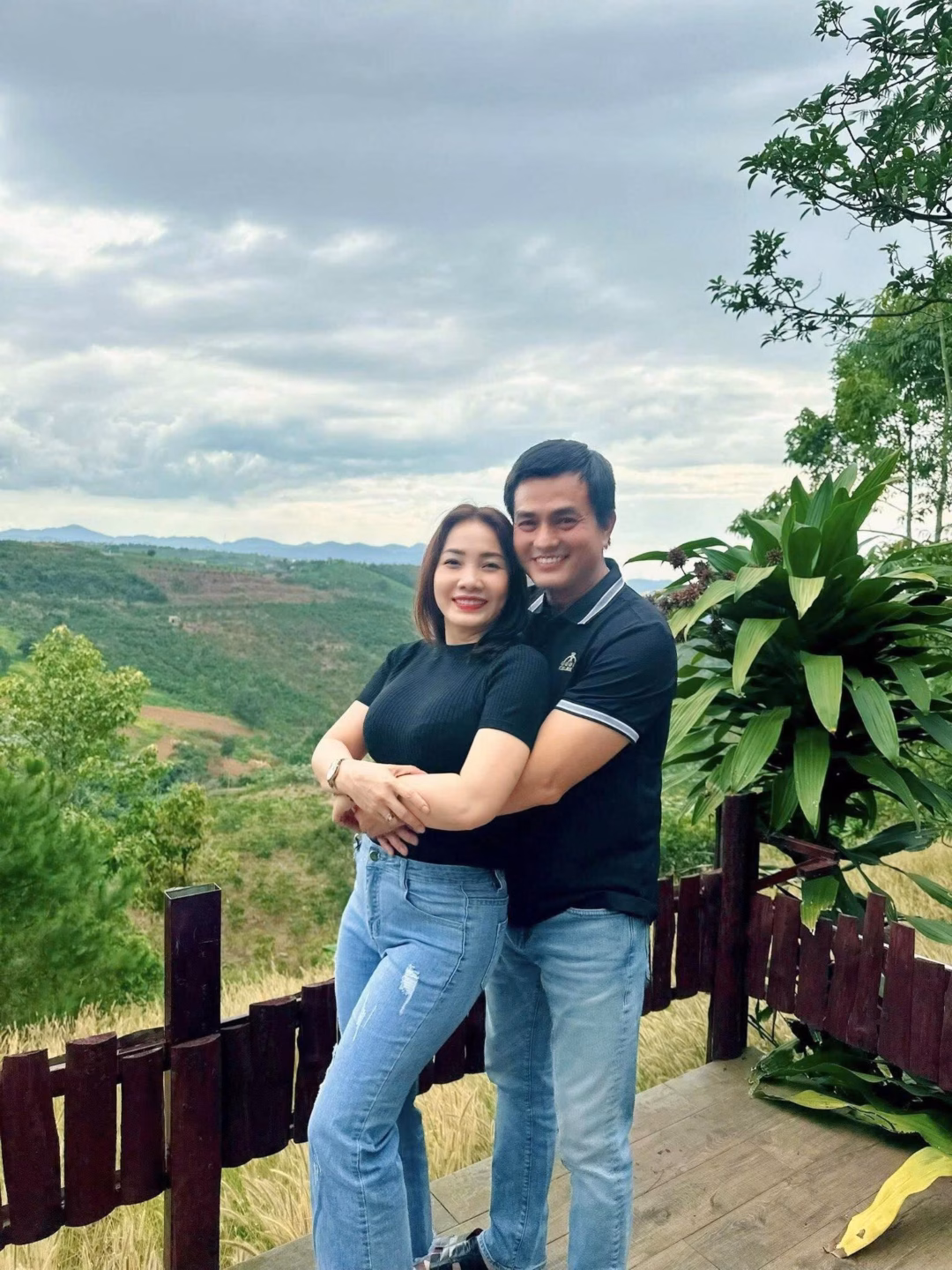 B&igrave;nh diện gia đ&igrave;nh hạnh ph&uacute;c sau khi sinh