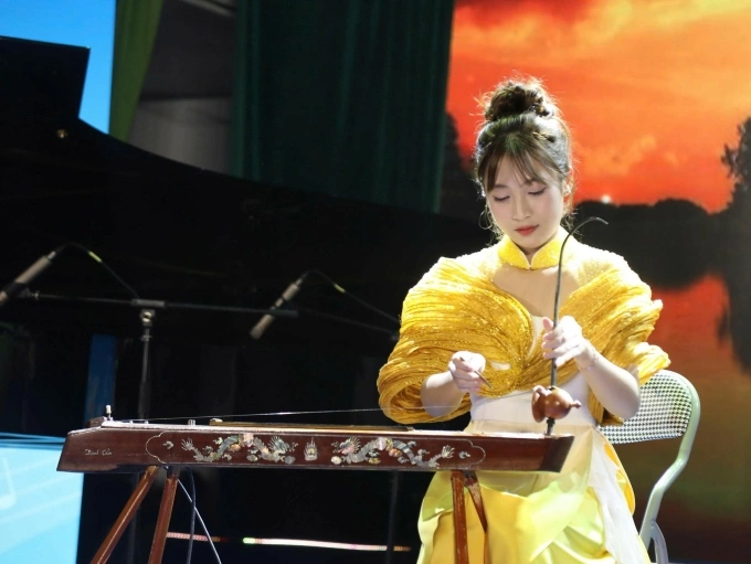 Học sinh tr&igrave;nh diễn đ&agrave;n bầu tại Li&ecirc;n hoan nhạc cụ H&agrave; Nội 2024