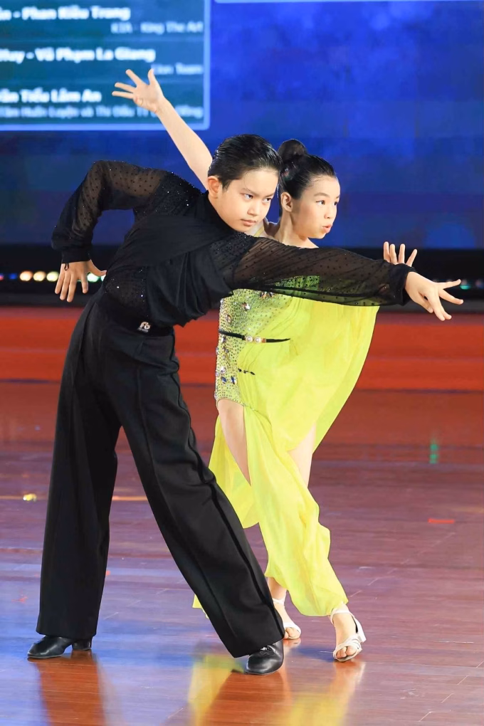 Kubi và bạn nhảy cùng bộ đồ của bố Kubi và bạn nhảy diện đồ của Phan Hiển - Khánh Thi may cách đây 15 năm.