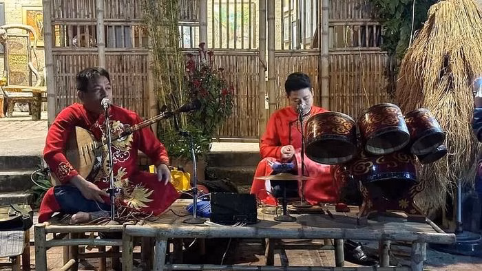 Biểu diễn rối b&oacute;ng trong chương tr&igrave;nh Đ&ecirc;m l&agrave;ng cổ tại Đường L&acirc;m