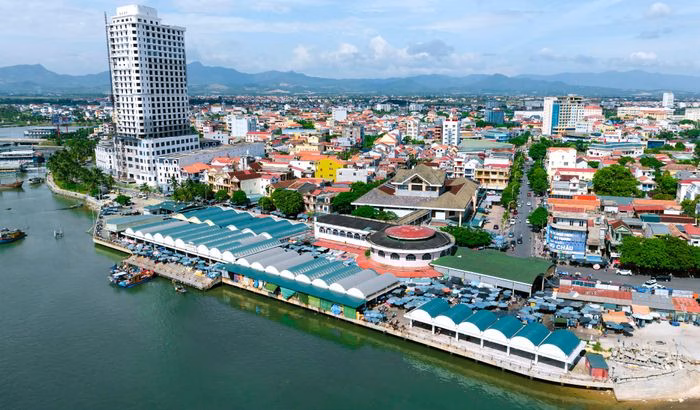 Chợ truyền thống Đồng Hới - điểm đến mua sắm hải sản uy tín Toàn cảnh chợ Đồng Hới nhìn từ trên cao với quy mô sầm uất