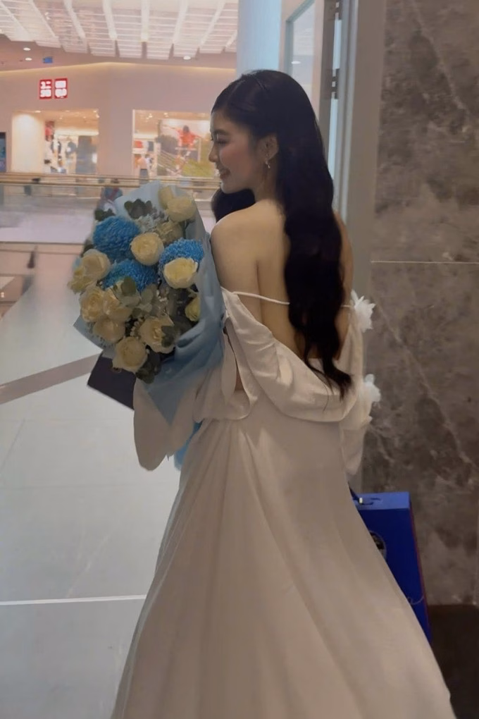 Con g&aacute;i MC Quyền Linh diện v&aacute;y lưng trần quyến rũ