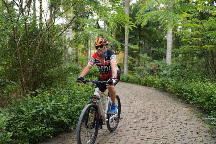 Du khách trải nghiệm đạp xe tại Suối Rao Ecolodge, một điểm đến sinh thái tiêu biểu tại Xuân Sơn