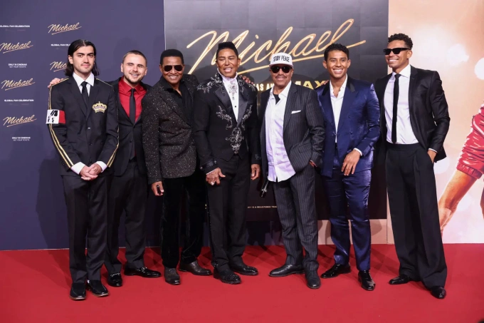 Hai con trai Michael Jackson, Bibi và Prince (trái) cùng các thành viên gia đình Jackson tại buổi ra mắt phim Michael. Ảnh: Reuters