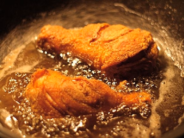 Hạn chế cho trẻ ăn đồ chiên rán nhiều dầu mỡ vào bữa sáng để bảo vệ chiều cao