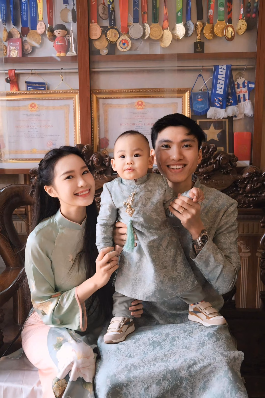 Đo&agrave;n Văn Hậu v&agrave; Do&atilde;n Hải My b&ecirc;n con trai L&uacute;a