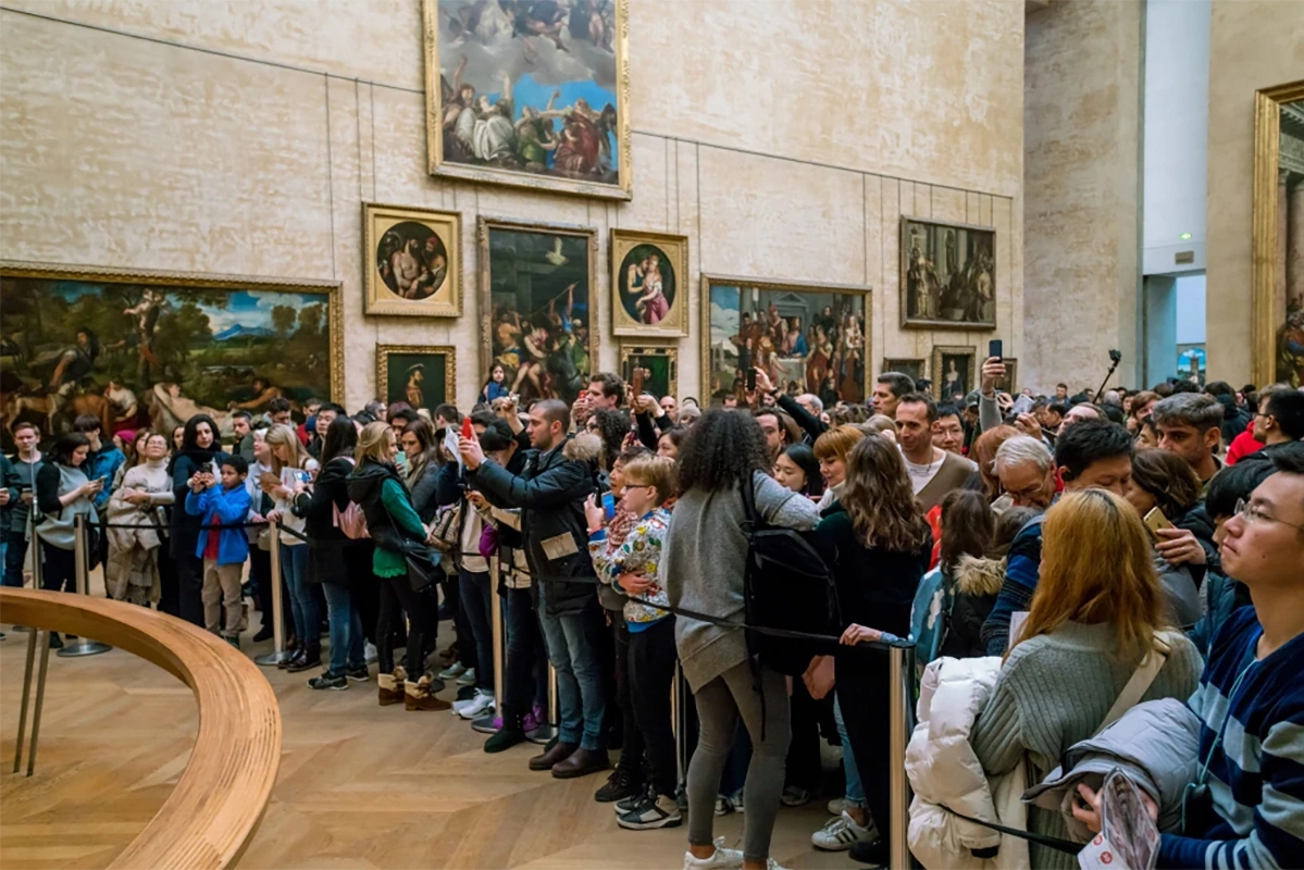 Kh&aacute;ch du lịch chen nhau tại Bảo t&agrave;ng Louvre trong m&ugrave;a cao điểm