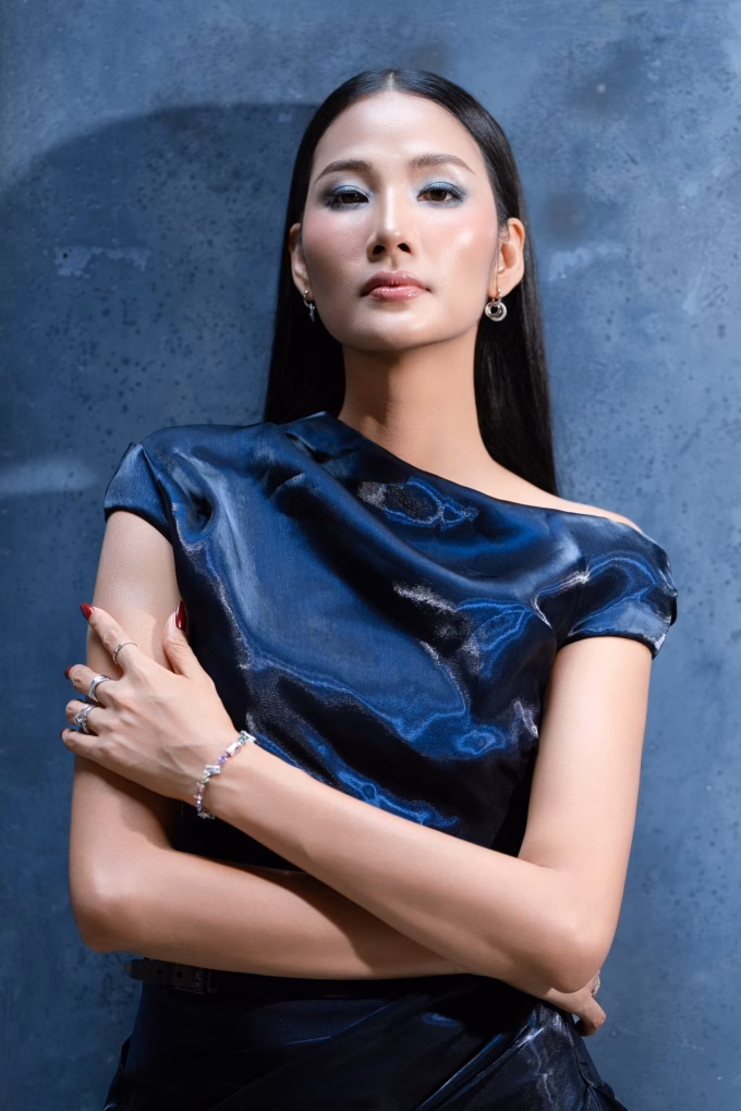 Người mẫu Á hậu Hoàng Thùy với vóc dáng chuẩn mực chuẩn bị cho mục tiêu quốc tế