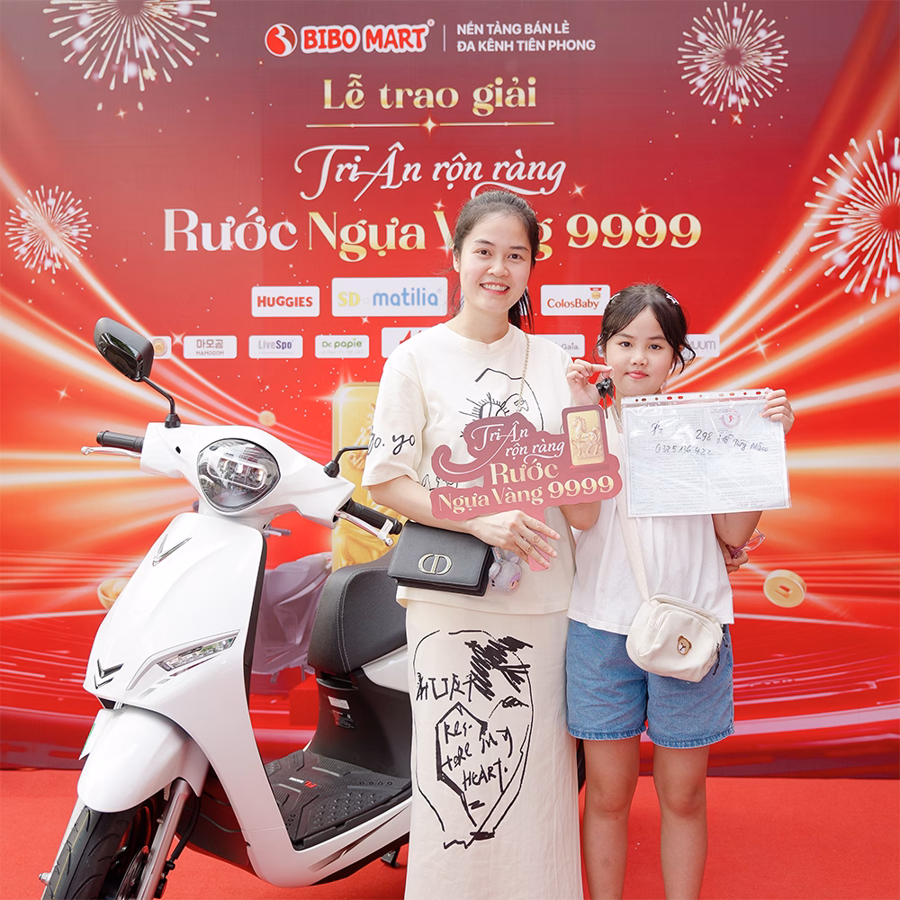 Niềm vui vỡ òa của khách hàng khi trúng thưởng chương trình Rước Ngựa Vàng 9999