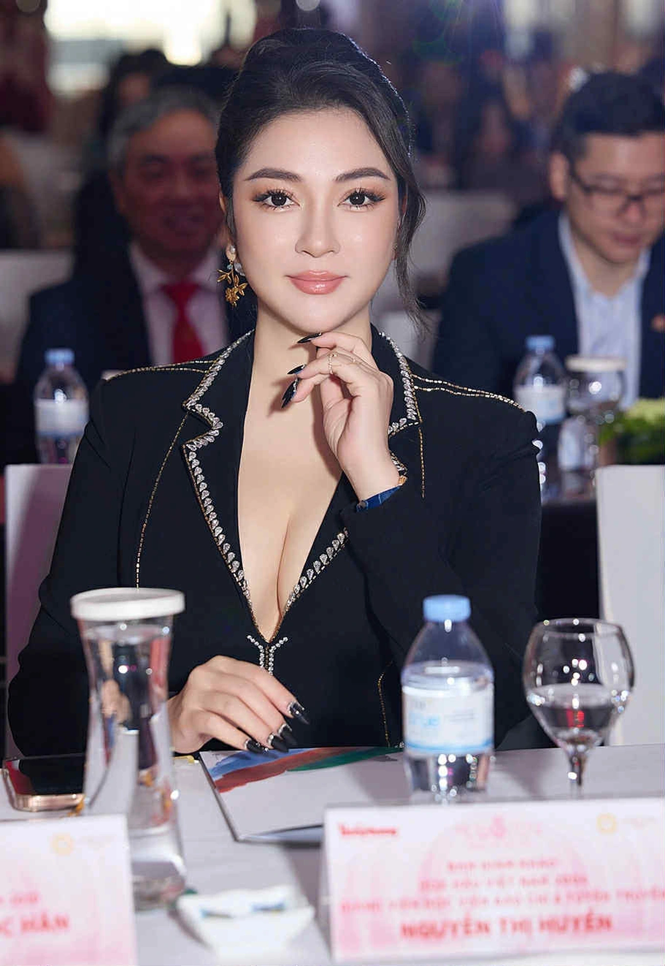 Nụ cười tự nhi&ecirc;n v&agrave; an nhi&ecirc;n của Hoa hậu Việt Nam 2004