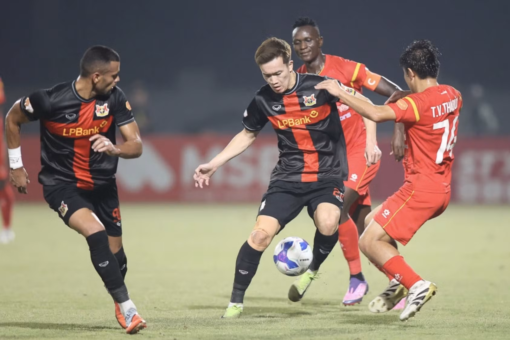 Sự chật vật của Ninh Bình FC trước các đối thủ tầm trung Các cầu thủ Ninh Bình FC trong một tình huống tranh chấp trên sân