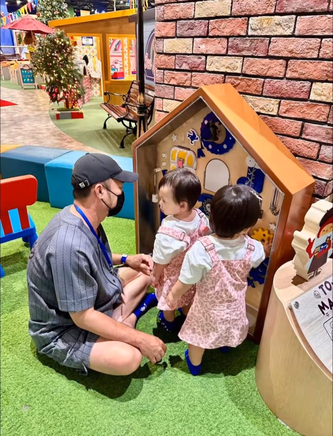 Tiến Luật chăm s&oacute;c hai con g&aacute;i song sinh tại khu vui chơi