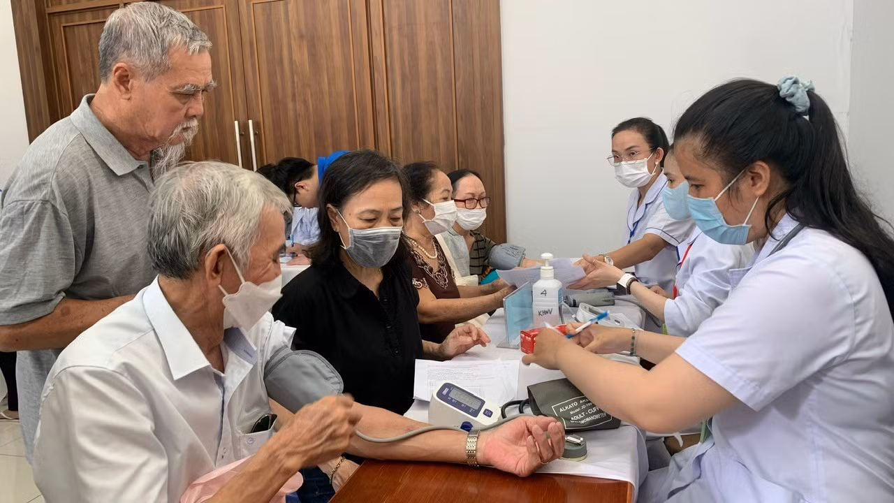 Ưu tiên tầm soát bệnh mạn tính cho người cao tuổi Bác sĩ thăm khám cho người cao tuổi trong chiến dịch sức khỏe cộng đồng