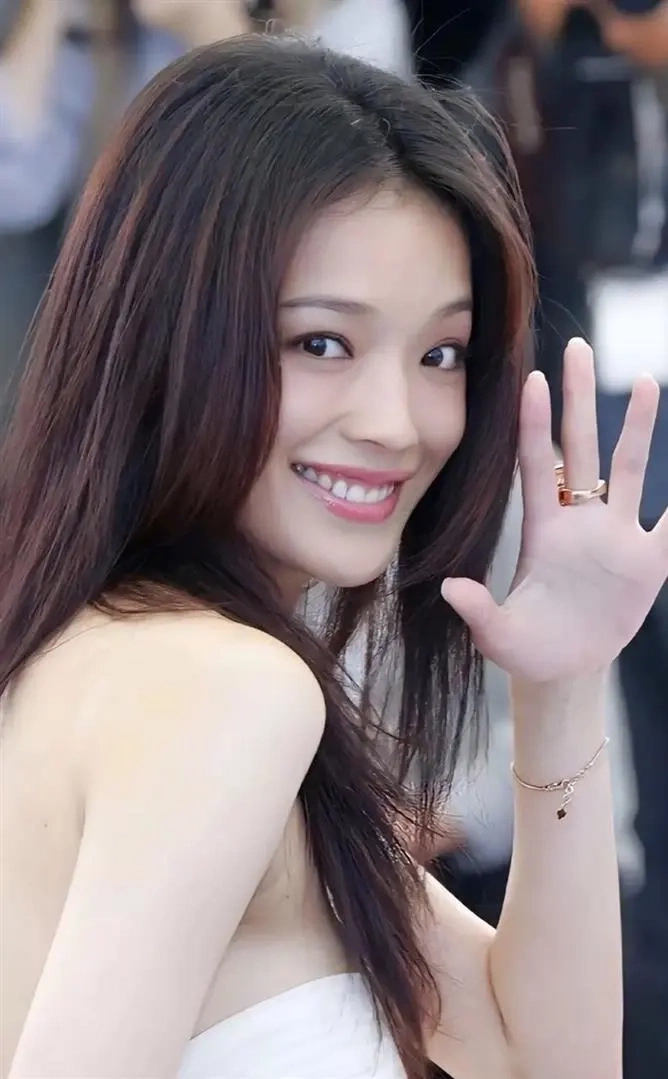 Vẻ đẹp vượt thời gian của Thư Kỳ thời trẻ