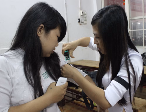 Học sinh phát băng tang Học sinh đeo băng tang