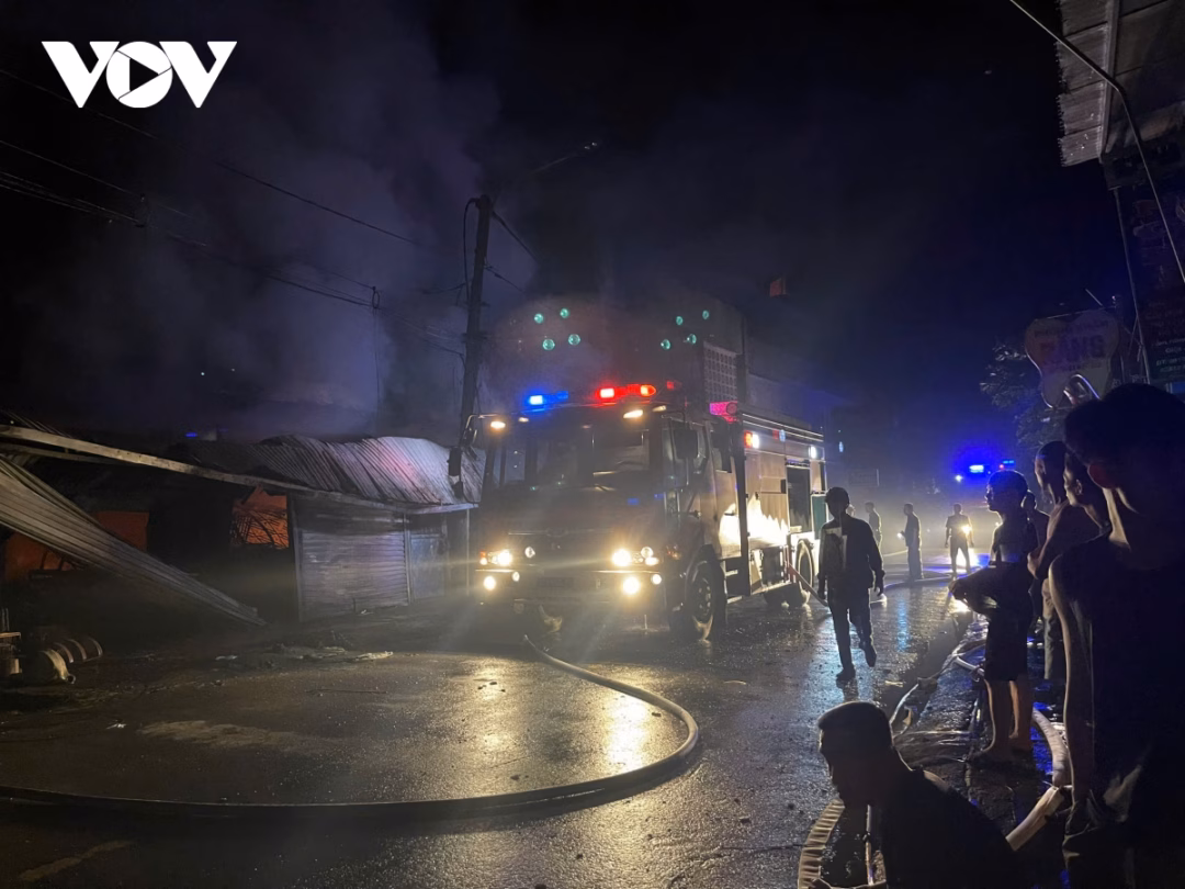 Cháy lớn tại công ty ở Thái Nguyên, giám đốc tử vong Xe cứu hỏa tại hiện trường.