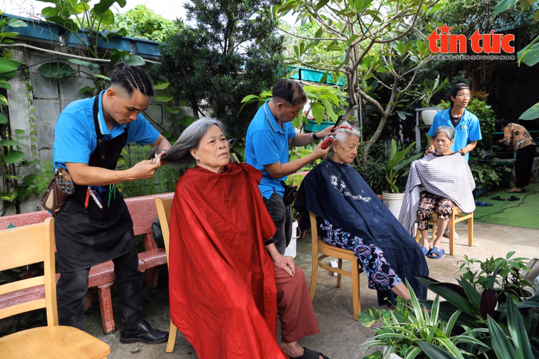 Những khoảnh khắc đáng yêu khi các cụ vui vẻ trò chuyện và cất tiếng hát, làm cả nhóm không khỏi bồi hồi.