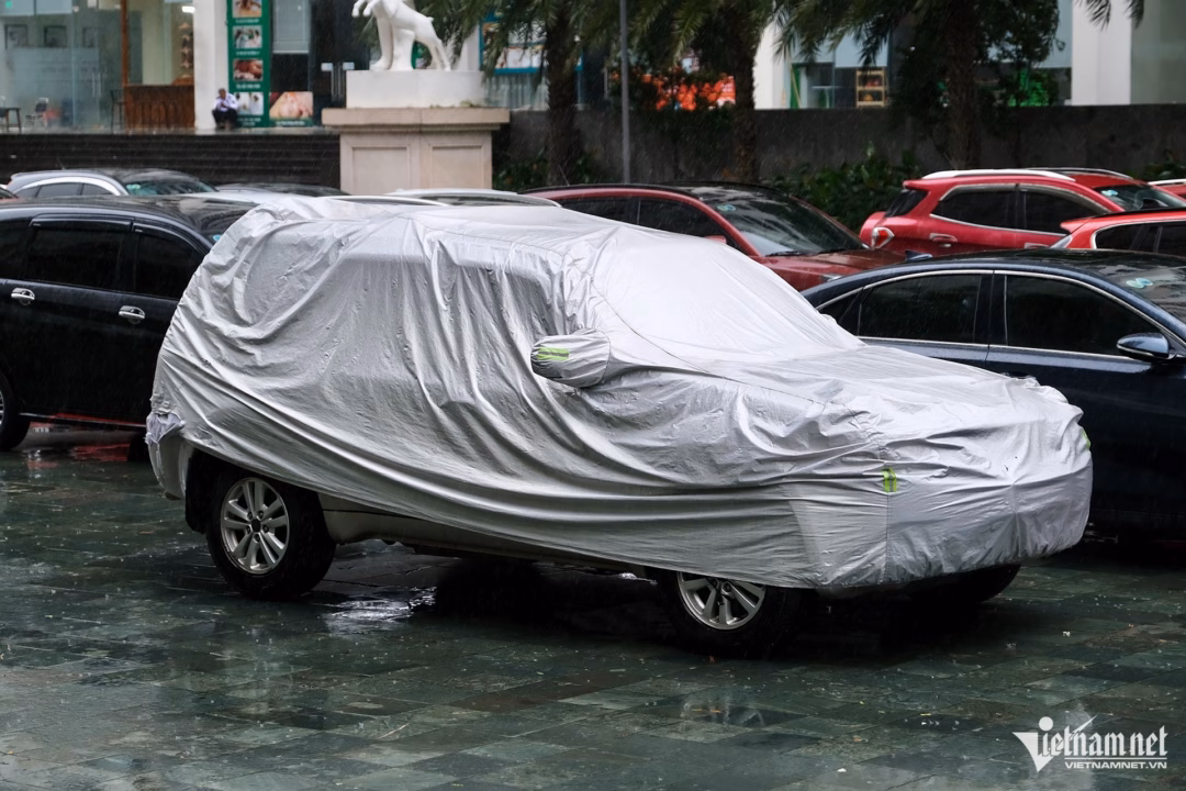 Khu đô thị Hà Nội xếp ô tô thành ‘tường chắn gió’ trước bão